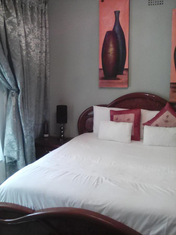 Oleratong Guest House Evander Екстер'єр фото
